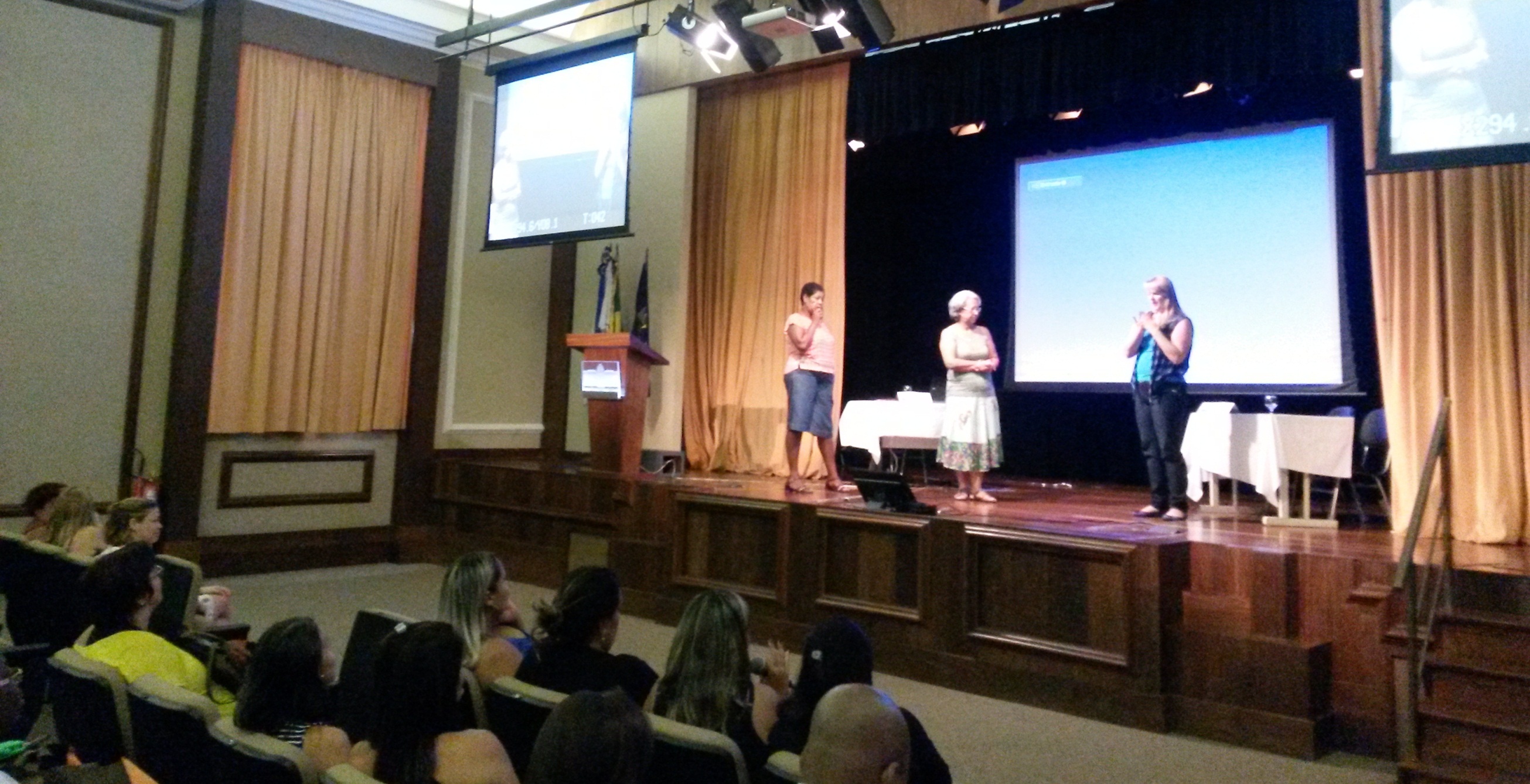 Primeiro Fórum Bilíngue de 2016 celebra mês da mulher